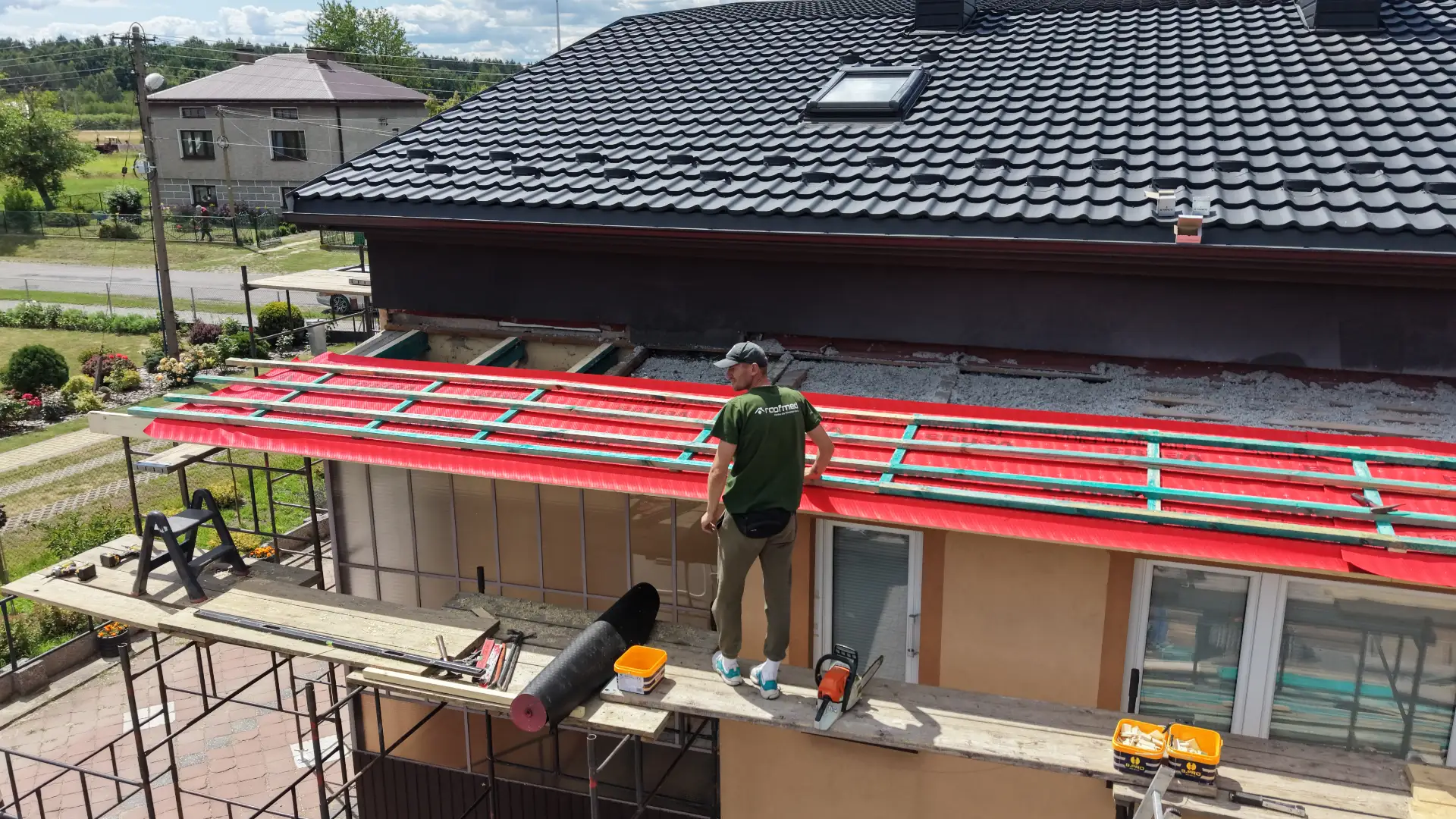 Pracownik RoofMed podczas prac przy dachu domu