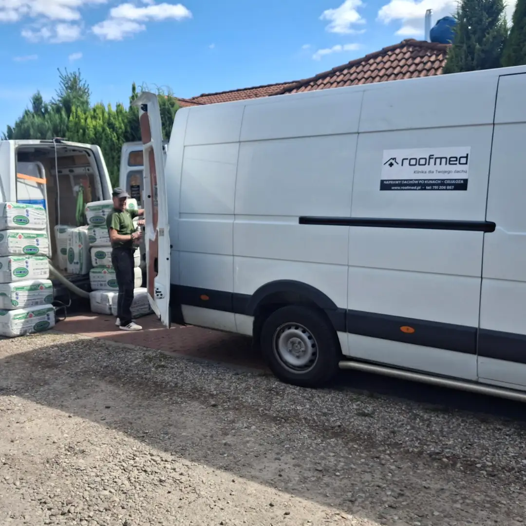 Samochód RoofMed i sprzęt przy miejscu realizacji